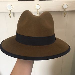 Brown/black hat